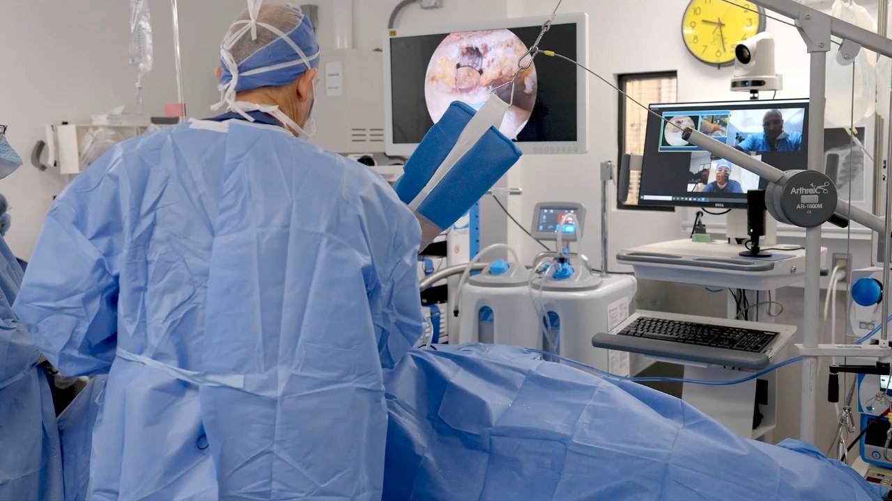 Surgeon in an operating room, Surgtime MedTech brand film